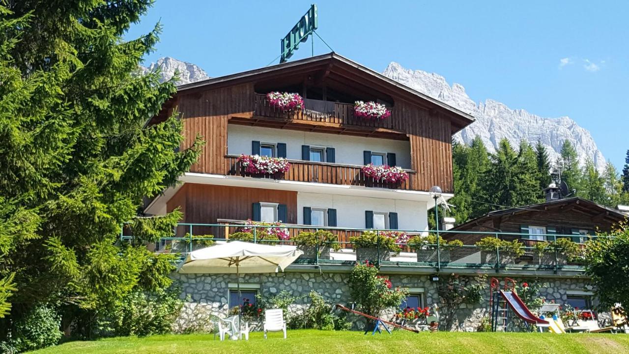 Hotel Villa Gaia Cortina d'Ampezzo Bagian luar foto