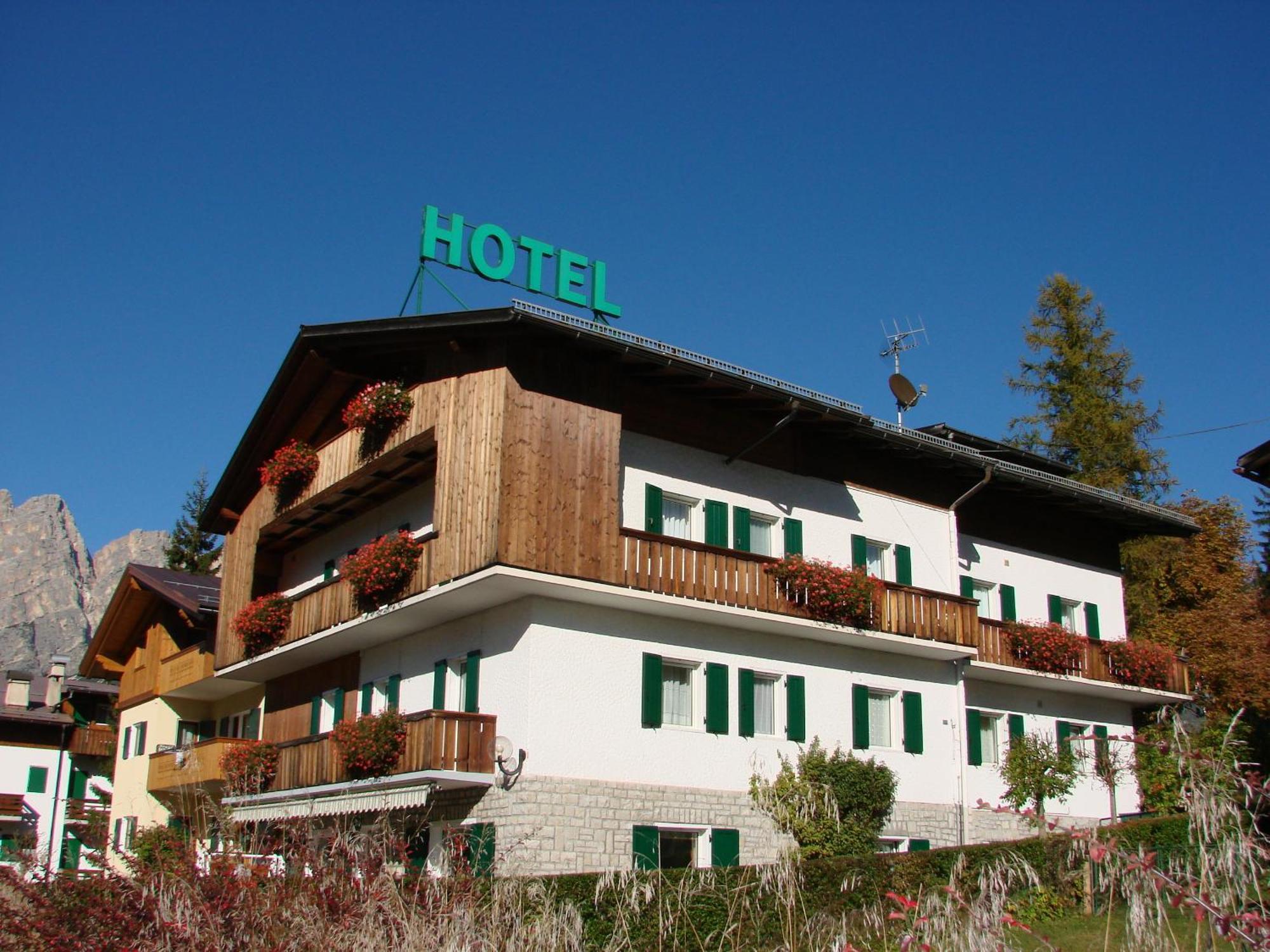 Hotel Villa Gaia Cortina d'Ampezzo Bagian luar foto