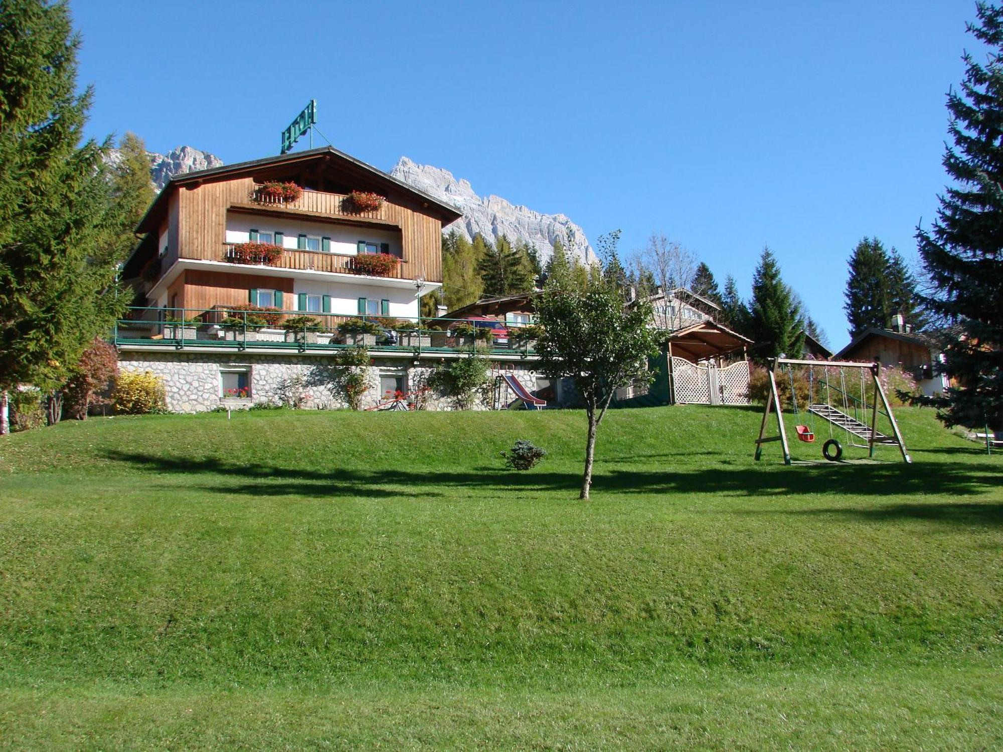 Hotel Villa Gaia Cortina d'Ampezzo Bagian luar foto