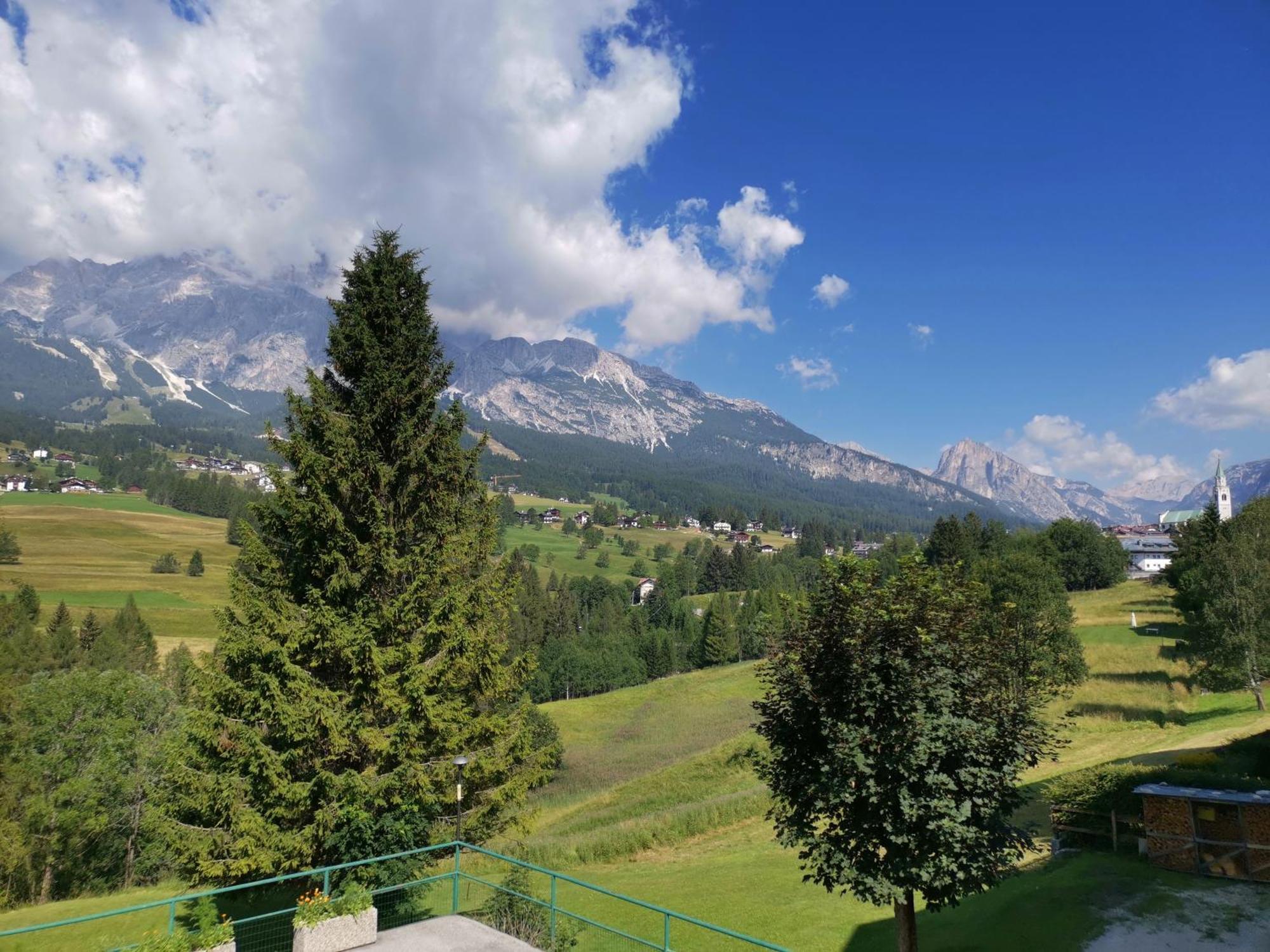 Hotel Villa Gaia Cortina d'Ampezzo Bagian luar foto