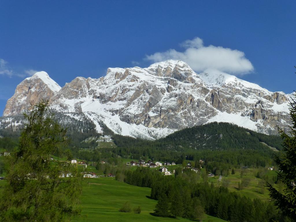 Hotel Villa Gaia Cortina d'Ampezzo Bagian luar foto